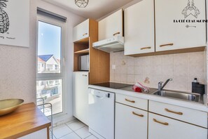 Fridge, microwave, dishwasher, coffee/tea maker - Soleil Levant   Plage à 150m, balcon, quartier des Présidents (Les Sables-d´Olonne)