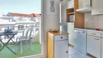 Cafetera/tetera, refrigerador, microondas, lavavajillas