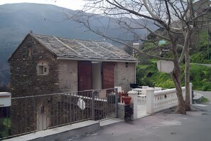 Terrace/patio - Apartment 'Maisonnette Chez Aurèle' with Mountain View (Santa-Maria-di-Lota)