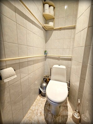 Haartrockner, Handtücher, Seife, Toilettenpapier