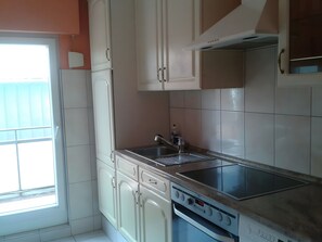 Private kitchen - Apartment 'Stylische in Fellbach' with Balcony and Wi-Fi (Fellbach)