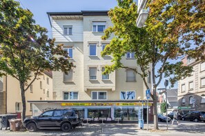 A multi-story building with a ground-floor restaurant named 'Kebab Haus'. - Stylish Apartment in Fellbach with Balcony and Wi-Fi (Fellbach)