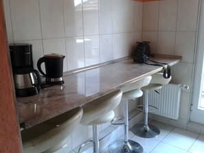 Fridge, microwave, oven, stovetop - Apartment 'Stylische in Fellbach' with Balcony and Wi-Fi (Fellbach)