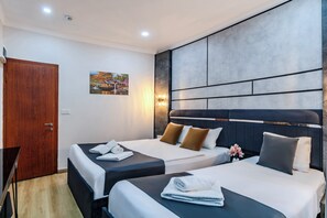 Deluxe-Dreibettzimmer | Zimmersafe, Schreibtisch, Verdunkelungsvorhänge, schallisolierte Zimmer
