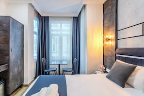 Shower, hair dryer, slippers, towels - LA PAZZA TAKSIM SUIT HOTEL (Istanbul)