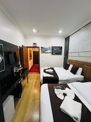 Deluxe Triple Room - LA PAZZA TAKSIM SUIT HOTEL (Istanbul)
