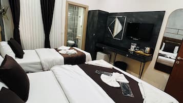 Deluxe-Dreibettzimmer | Zimmersafe, Schreibtisch, Verdunkelungsvorhänge, schallisolierte Zimmer
