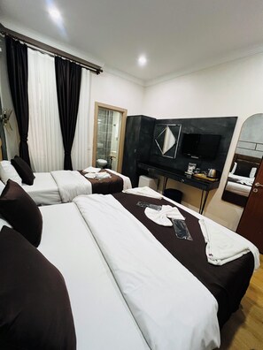 Deluxe Triple Room - LA PAZZA TAKSIM SUIT HOTEL (Istanbul)
