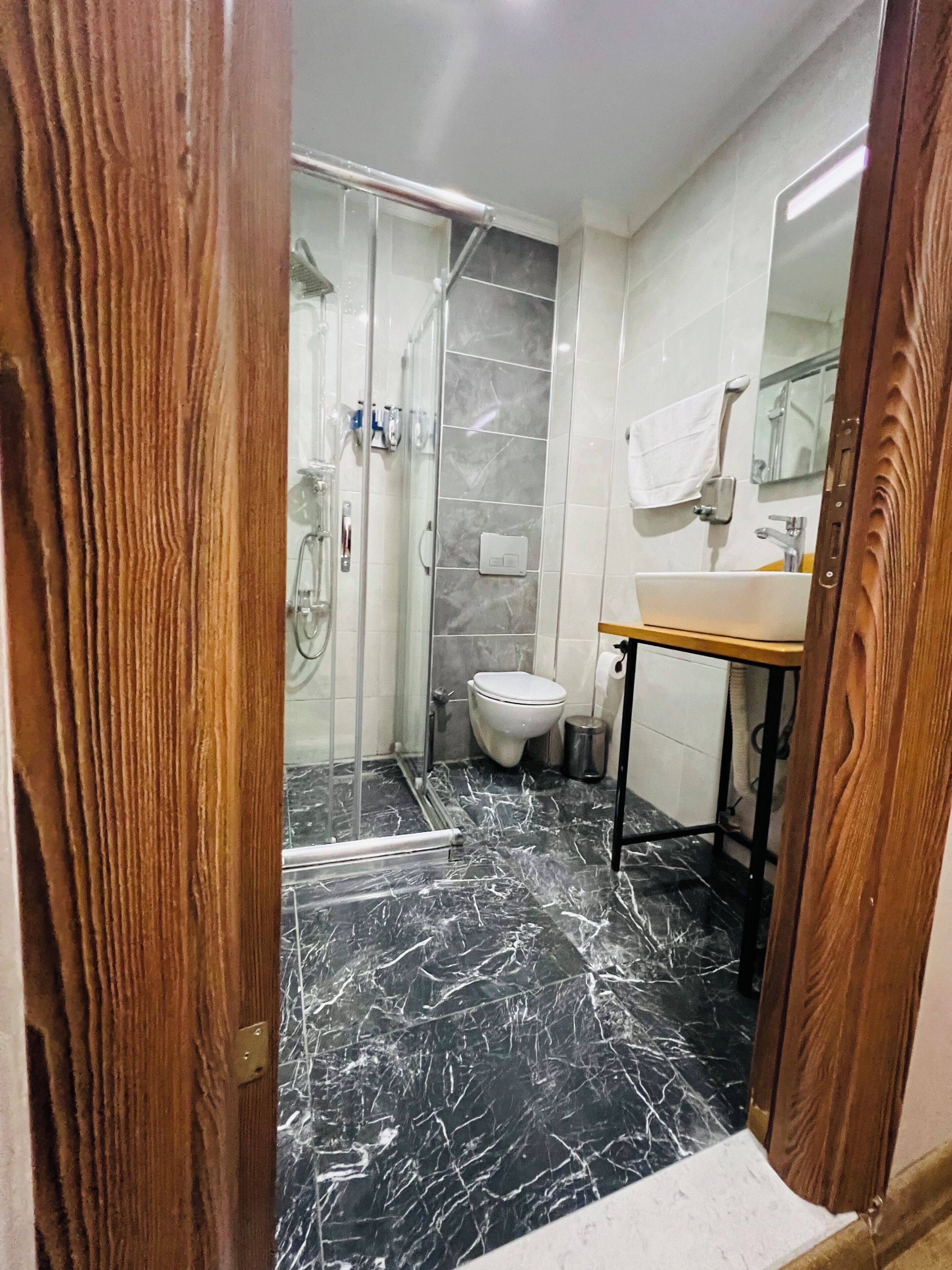 Dusche, Haartrockner, Hausschuhe, Handtücher