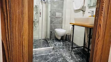 Dusche, Haartrockner, Hausschuhe, Handtücher