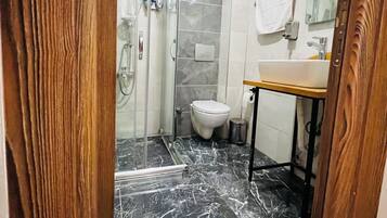 Deluxe-Dreibettzimmer | Badezimmer