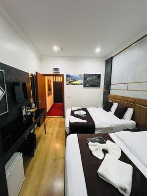 Deluxe Triple Room - LA PAZZA TAKSIM SUIT HOTEL (Istanbul)