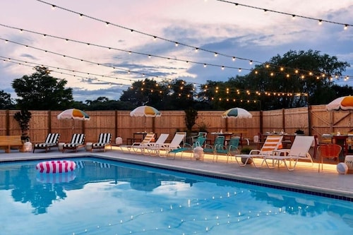 Wayfinder Newport | 2Queen Balc | Boutique Cool, Mural Pool, Best of Both Worlds