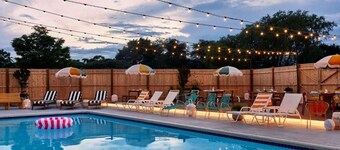 Wayfinder Newport | 2Queen Balc | Boutique Cool, Mural Pool, Best of Both Worlds