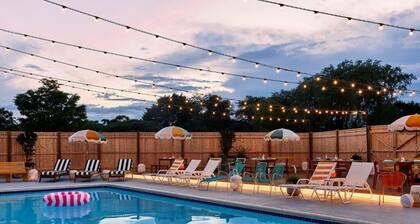 Wayfinder Newport | 2Queen Balc | Boutique Cool, Mural Pool, Best of Both Worlds