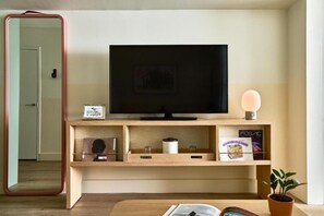 Interior - Wayfinder Newport | Premium King | Best of Both Worlds, Mural Pool (Newport County)