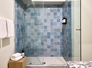 Secador de pelo, toallas