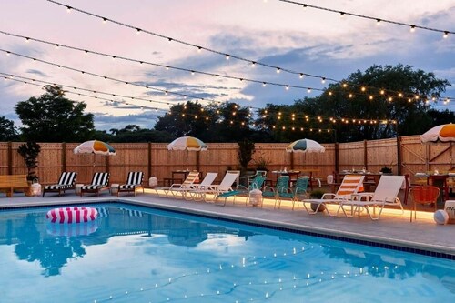 Wayfinder Newport | Premium 2Queen | Local Art, Mural Pool, City by the Sea