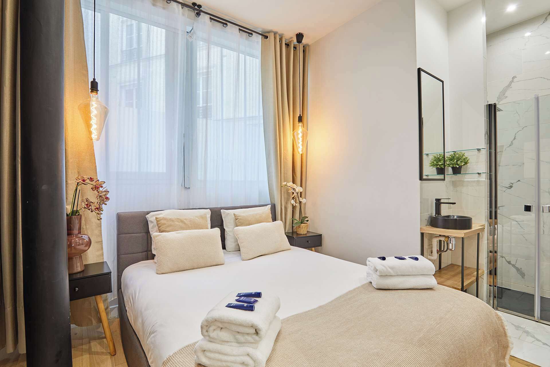 Chambre 1 avec salle de bain