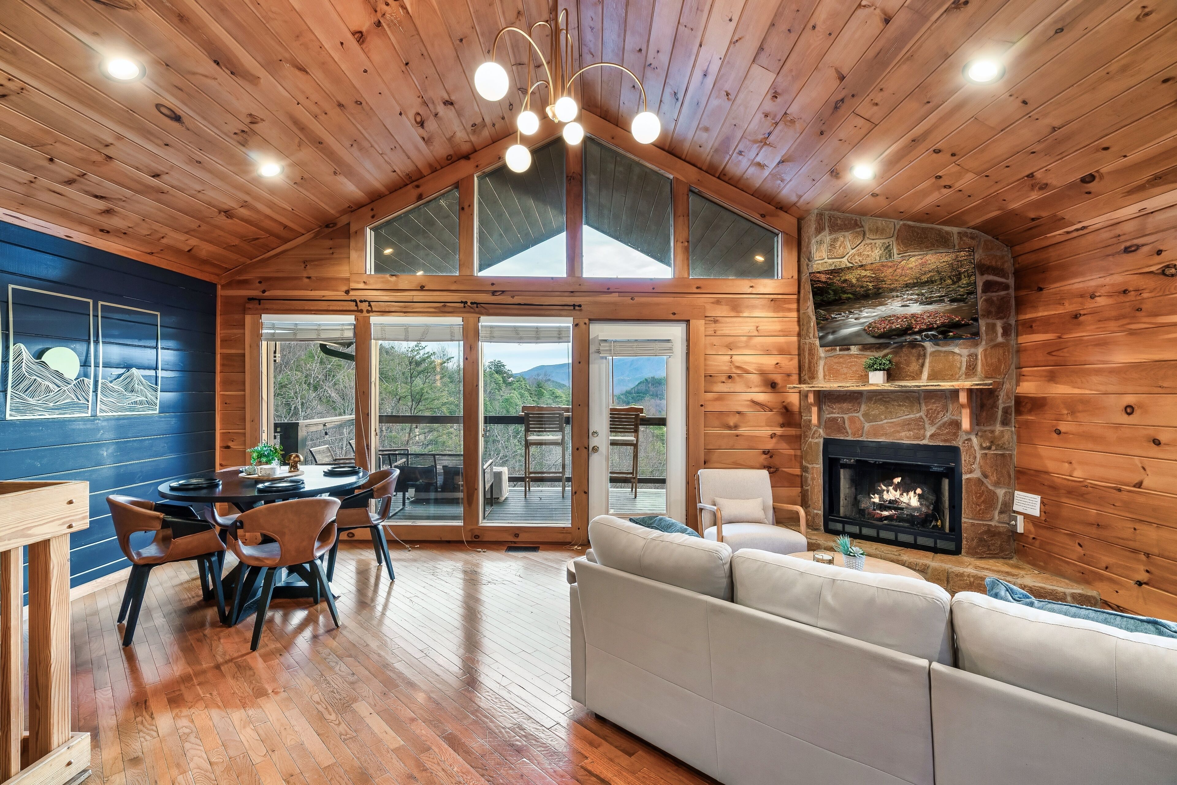 Una Smart TV, una chimenea
