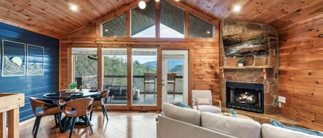 Una Smart TV, una chimenea
