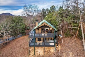 Exterior - Epic Couples Getaway! Mountain Views! Hot Tub! (Sevierville)