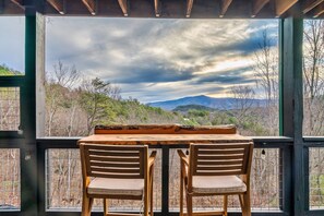 Outdoor dining - Epic Couples Getaway! Mountain Views! Hot Tub! (Sevierville)