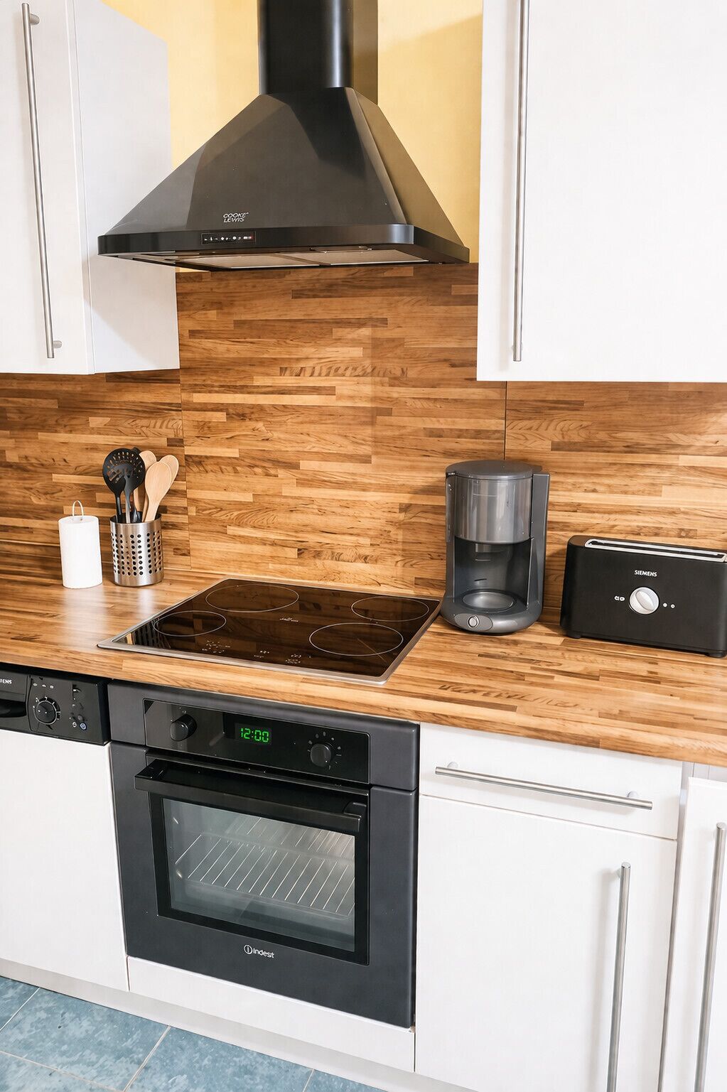 Réfrigérateur, four à micro-ondes, un four, surface de cuisson