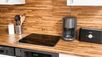 Geladeira, micro-ondas, fogão, cooktop