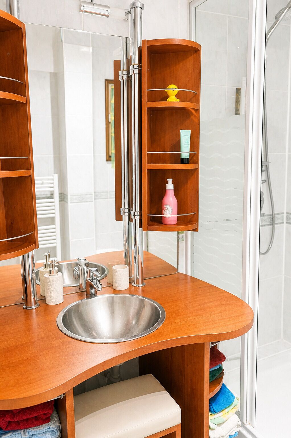Douche, sèche-cheveux, serviettes fournies
