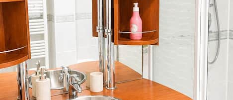 Dusche, Haartrockner, Handtücher