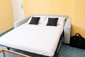 1 bedroom, iron/ironing board, bed sheets - EUREKA C31 - Appartement RDC - Grande Terrasse - Piscine - 100m Plages (Agde)