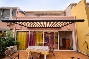 Outdoor dining - EUREKA C31 RDC- 6 personnes - Piscine - 100m du Village Naturiste et Plages (Agde)