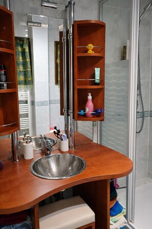 Bathroom - EUREKA C31 RDC- 6 personnes - Piscine - 100m du Village Naturiste et Plages (Agde)