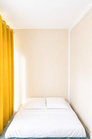 1 quarto, ferros/tábuas de passar roupa, roupa de cama