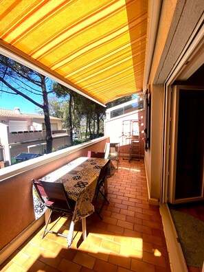 Outdoor dining - EUREKA C43 - 5 personnes - Piscine - 100m du Village Naturiste et Plages (Agde)