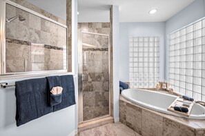 Shower, hair dryer, towels, shampoo - Triple Palms Vacation Home, With Heated Pool (Cape Coral)