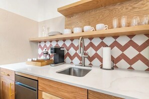 Frigorífico, microondas, placa de cocina y cafetera o tetera