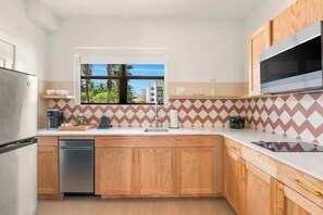 Frigorífico, microondas, placa de cocina y cafetera o tetera
