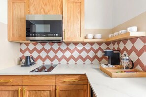 Kjøleskap, mikrobølgeovn, kokeplater og kaffetrakter/tekoker