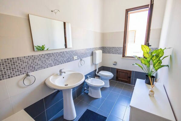 Apartment, 2 Bedrooms | Bathroom - Cloe House - Mondello (Palermo)