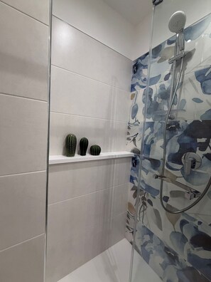 Secadora de cabello, toallas, jabón, papel de baño 