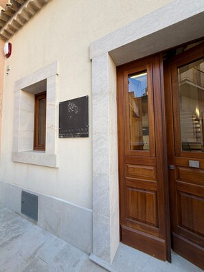 Exterior detail - WOMAN DINA. (AVOLA)