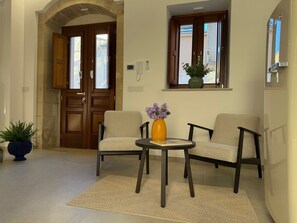 Interior - WOMAN DINA. (AVOLA)