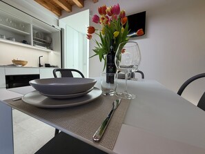 Dining - WOMAN DINA. (AVOLA)