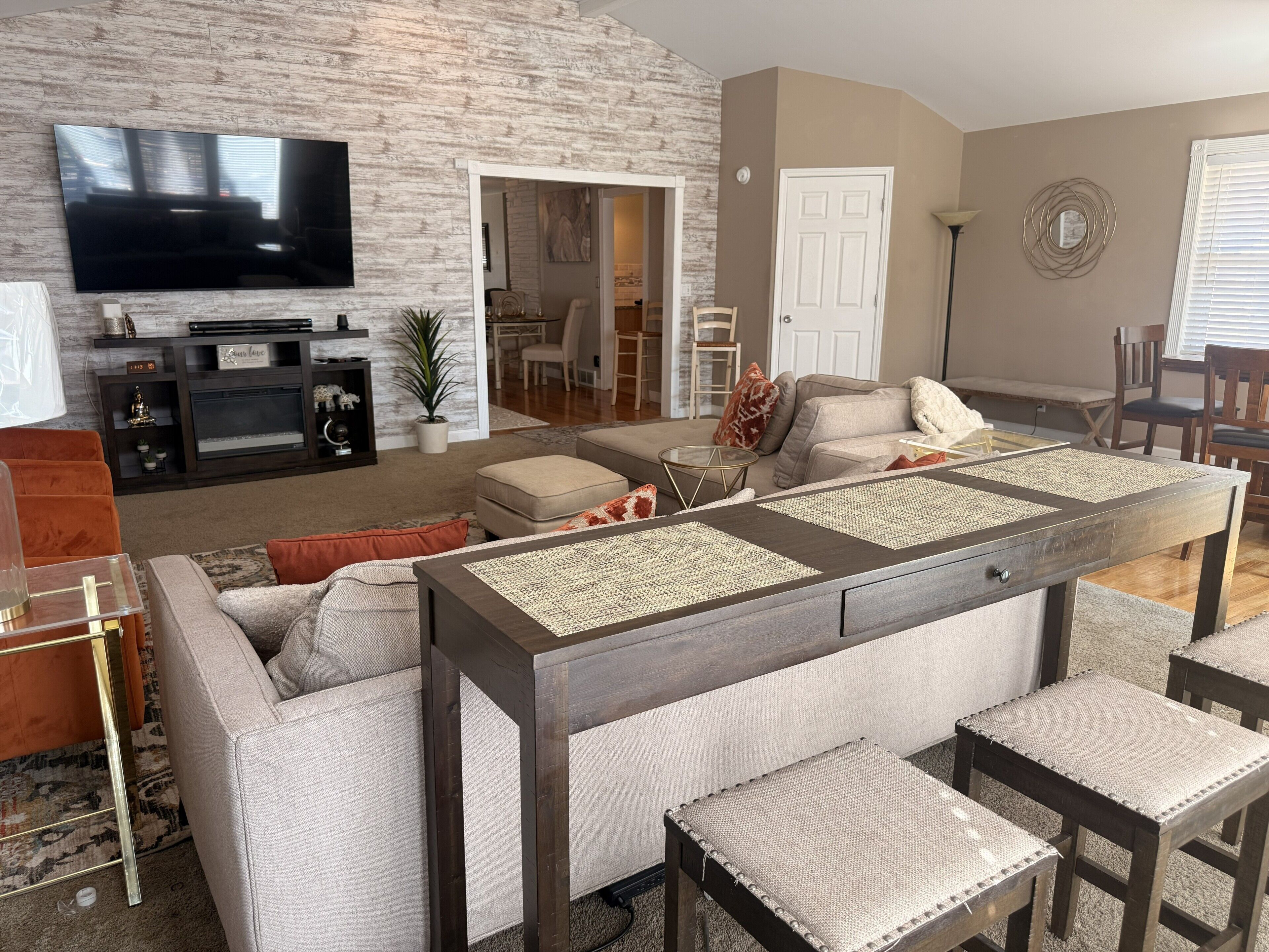TV, fireplace