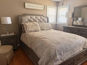 3 bedrooms, iron/ironing board, Internet, bed sheets - Less than 5 miles to World Cup Stadium - Sleeps 8 (Independence)