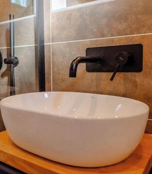 Douche, sèche-cheveux, serviettes fournies