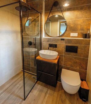 Douche, séchoir à cheveux, serviettes fournies