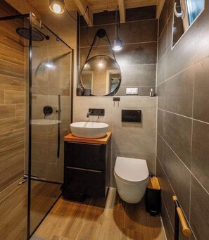 Shower, hair dryer, towels - Domek Loftowy - Leno Tu (Tuchomie)